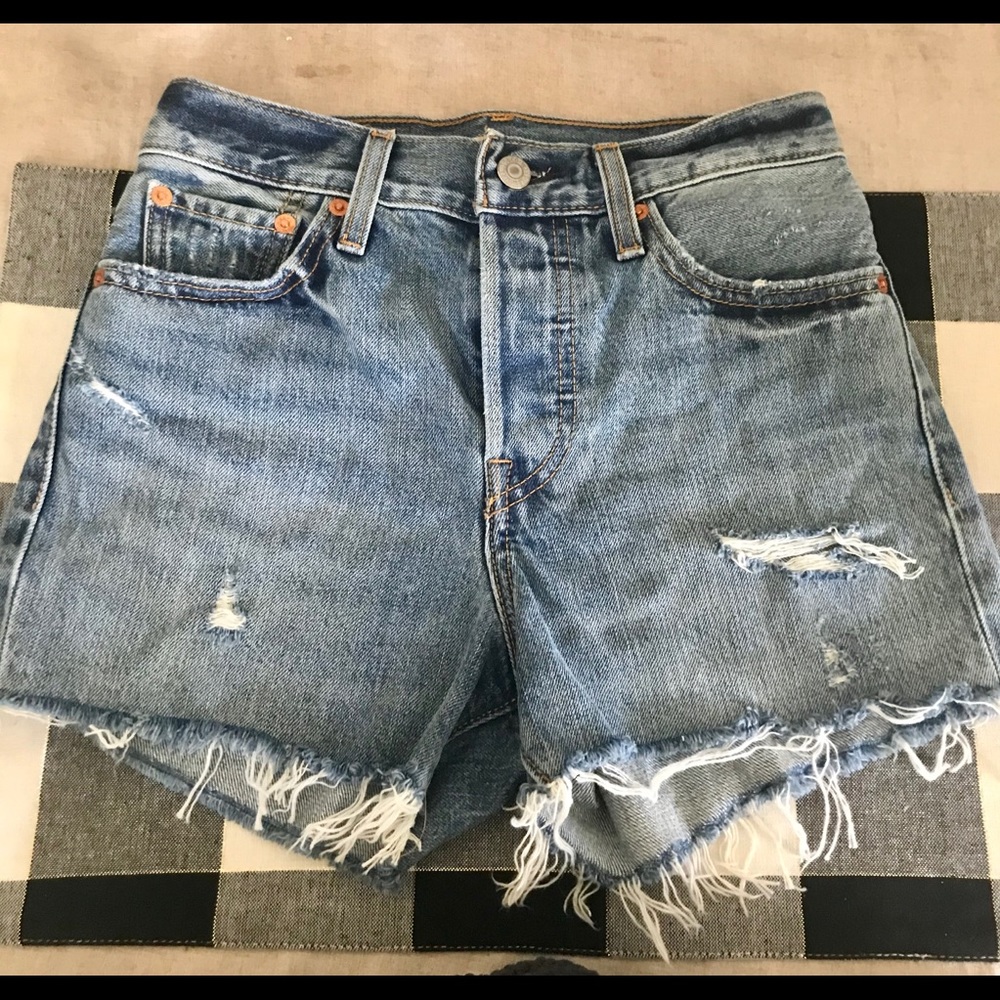 Levis wedgie distressed shorts